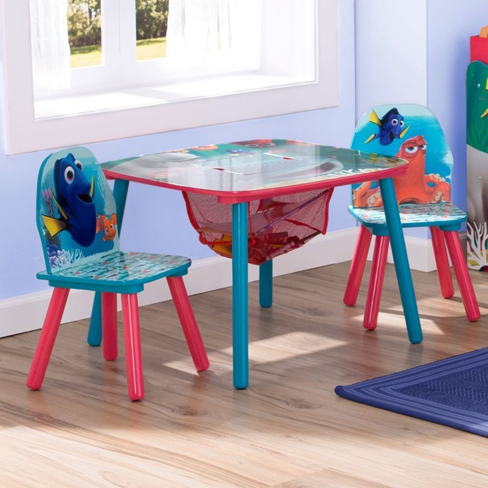mesa y sillas para niños