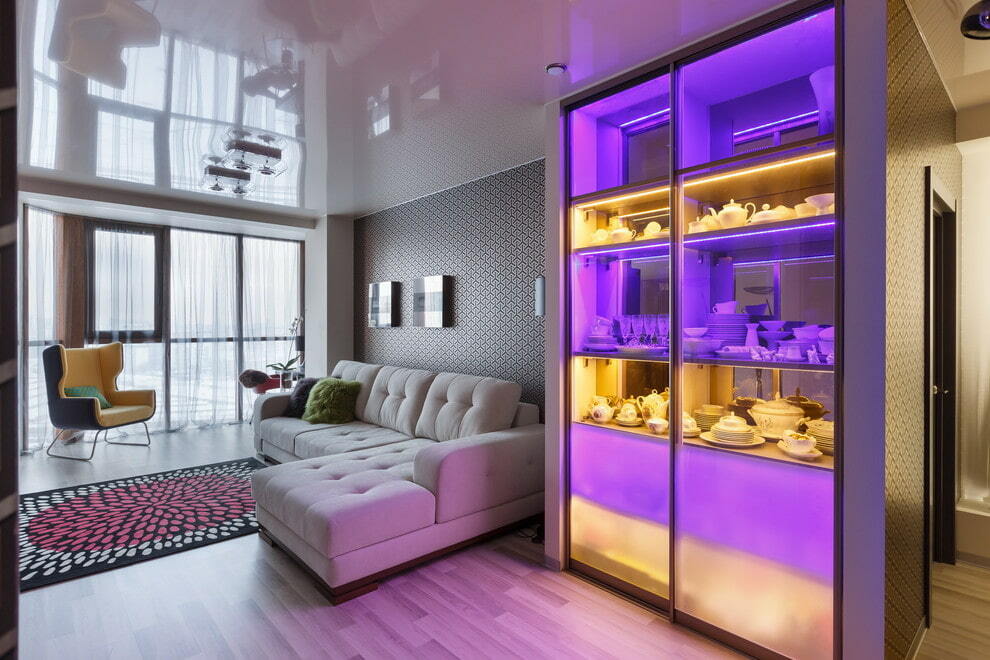 Geschirrschrank mit mehrfarbiger Beleuchtung im Wohnzimmer