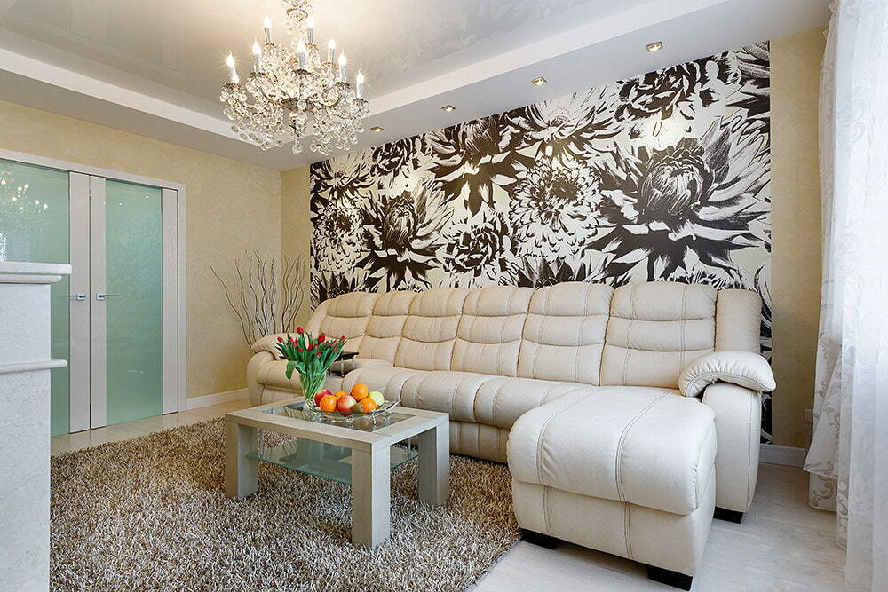De combinatie van verschillende wallpapers in het interieur van de woonkamer