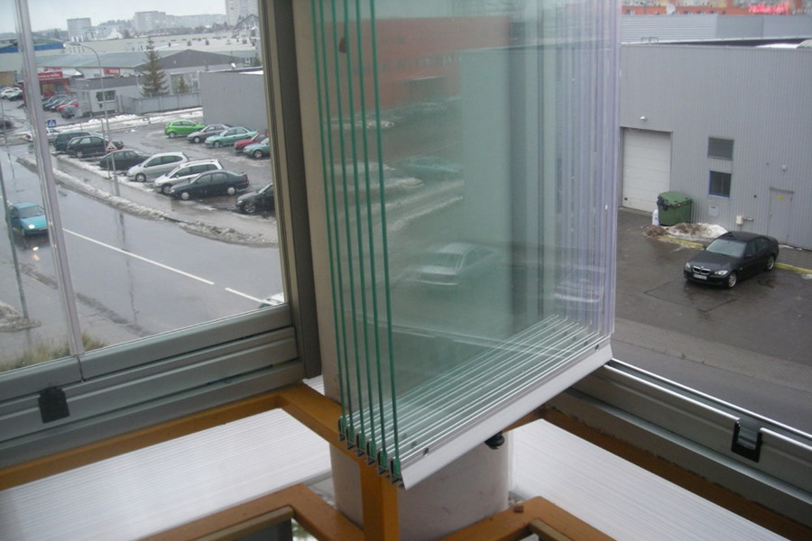 Portas articuladas de vidros sem moldura de varanda