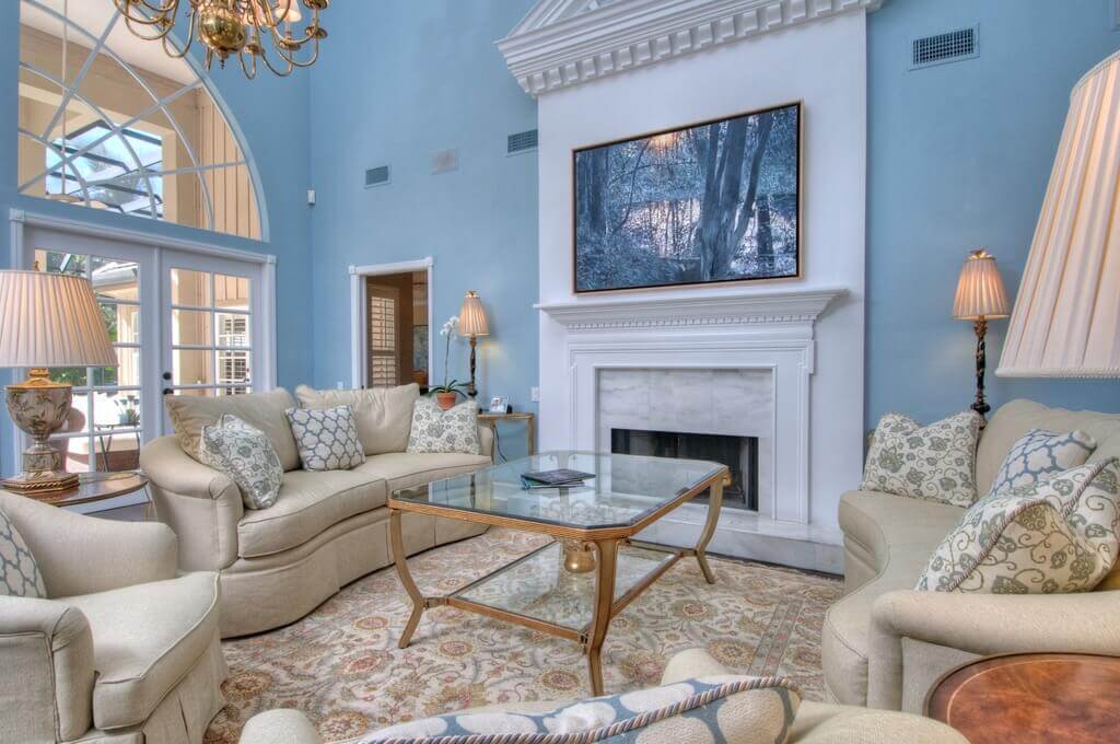 dzīvojamās istabas interjers zilos toņos
