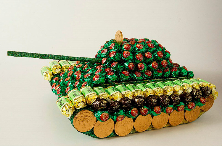 Ein Fan des Panzerspiels wird eine solche Komposition von Süßigkeiten auf jeden Fall mögen. Verwenden Sie als Basis ein Pappmodell eines Kampffahrzeugs.
