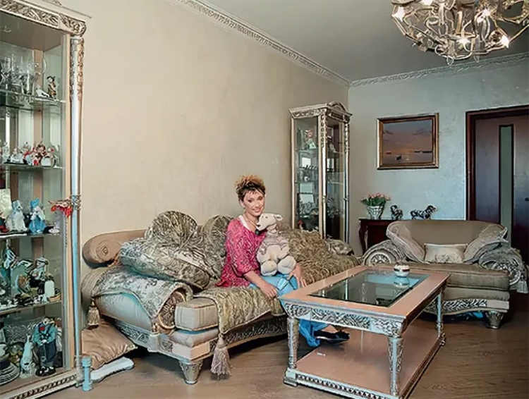 Moderne kroonluchter perfect passen in de klassieke interieur gostinoyFOTO: kvartiravmoskve.ru