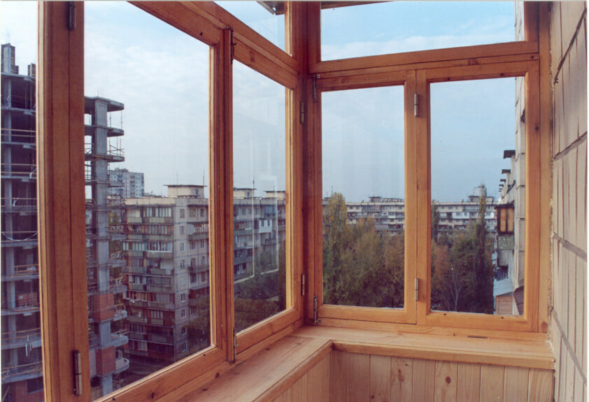 drewniane ramy na balkonie