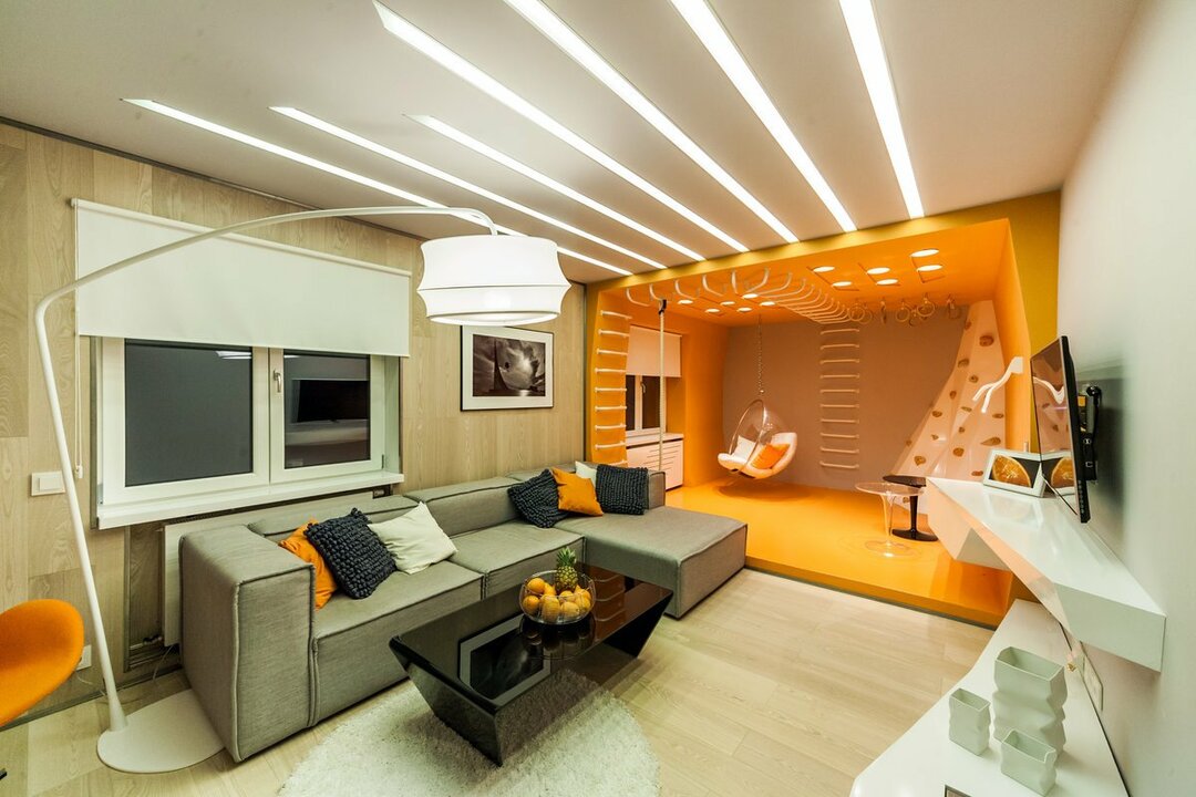 Een woonkamer in zones onderverdelen met licht en kleur