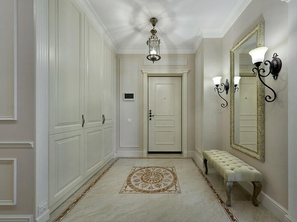 Soffitto liscio nel corridoio dello stile classico