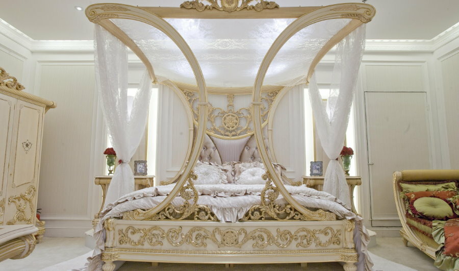 Luksuriøs seng i et hvitt soverom i moderne stil
