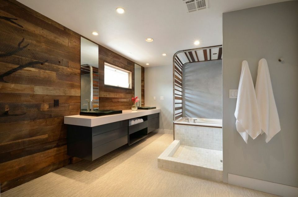 Laminatpaneele in einem modernen Badezimmer
