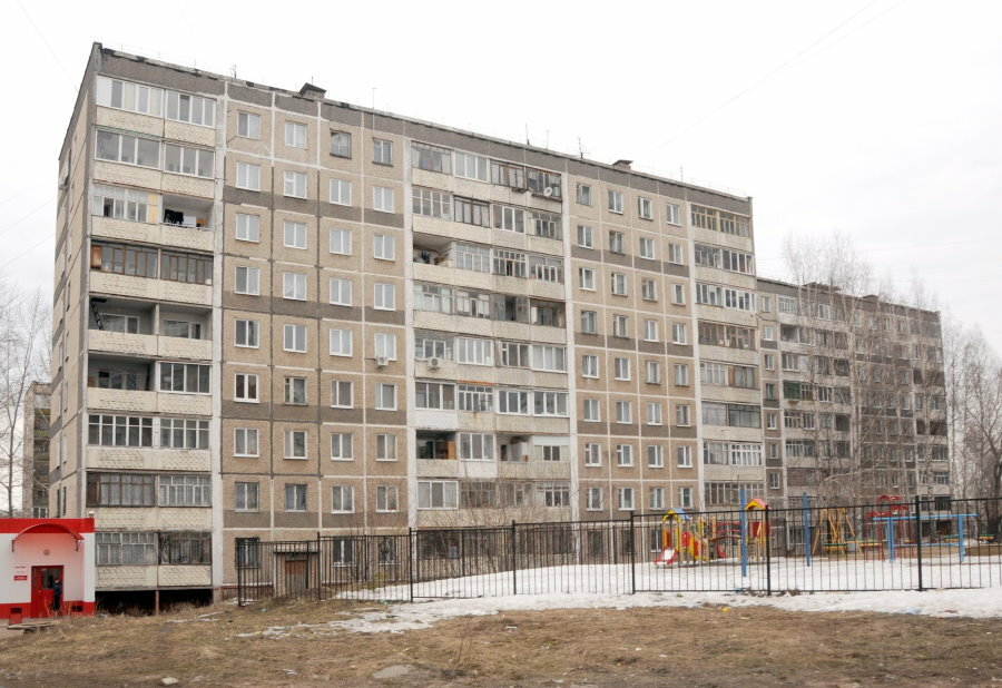 Foto på en brezhnevka med 9 våningar av paneltyp