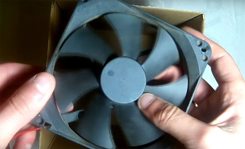 Een ander belangrijk detail is een computerkoeler, een ventilator die de inhoud van de systeemeenheid koelt. Het kost ongeveer 150 roebel en je kunt er een kopen in elke winkel met elektrische apparaten, als je plotseling geen gebruikte hebt.