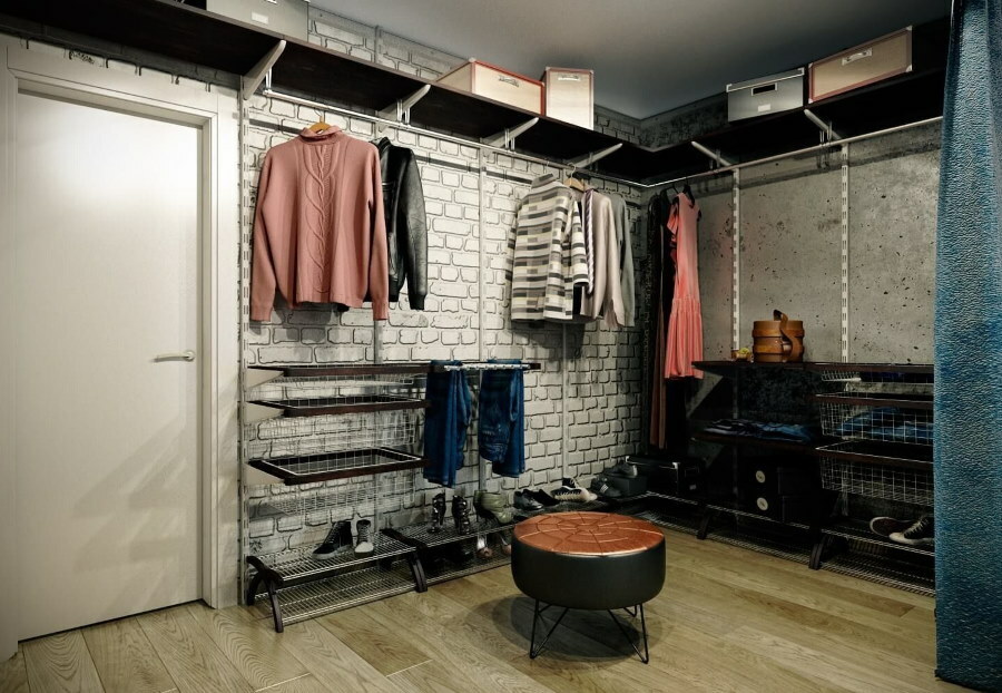 Kotna garderobna omara v podstrešni sobi