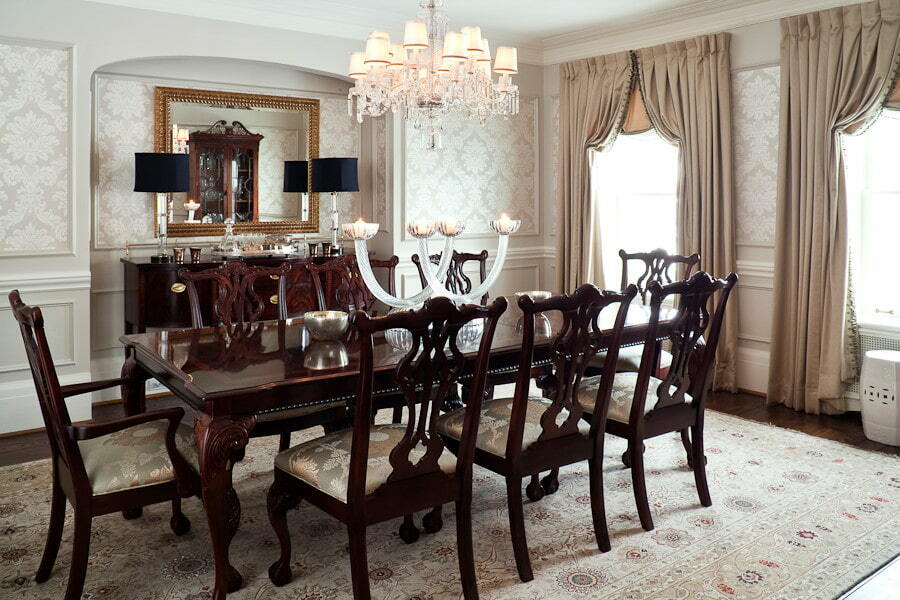 Jedilna miza v sobi z italijanskimi zavesami