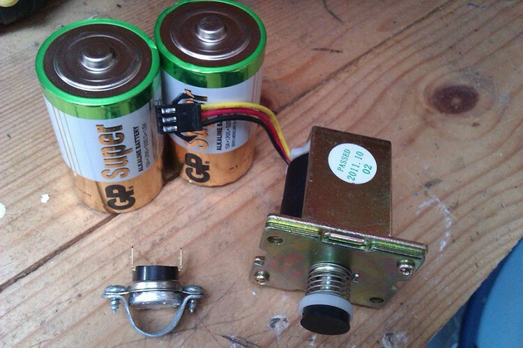 För piezotändarens funktion behöver du inte ens ha ett elnät - allt fungerar på batterier