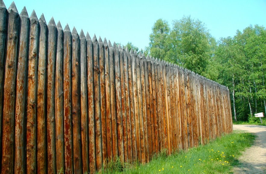 Kerítés kerítéssel fa palánkkal