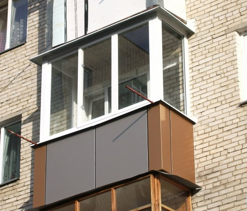 Ommanteling met polymeer panelen aan de buitenzijde van het balkon