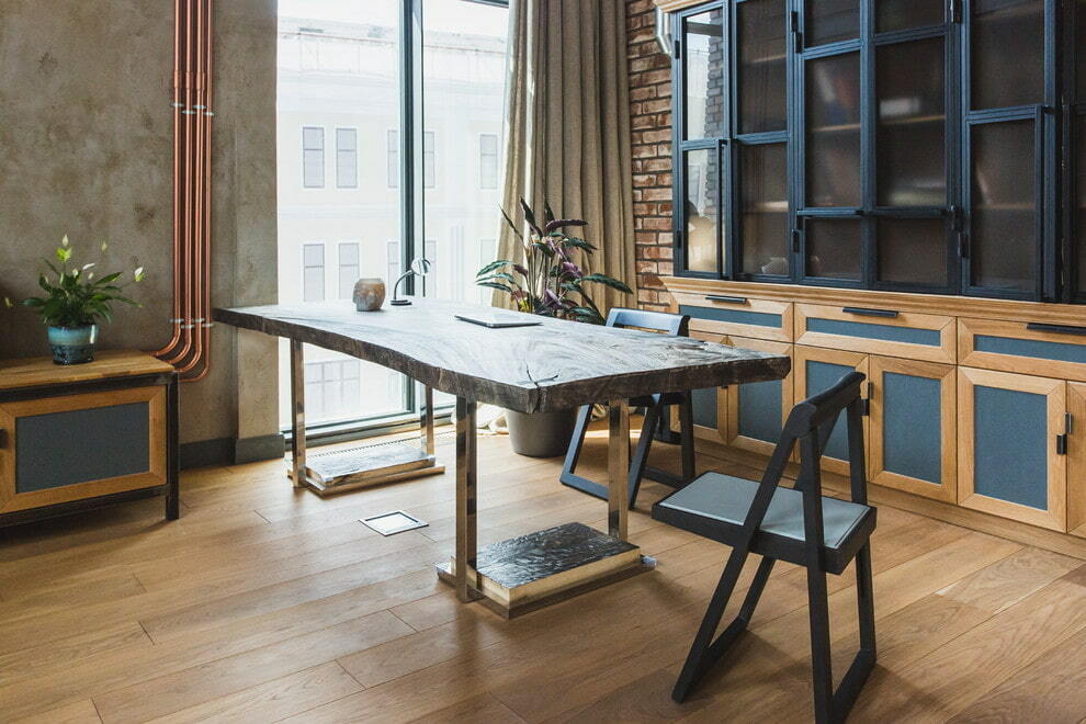 Tavolo di design in un soggiorno in stile industriale