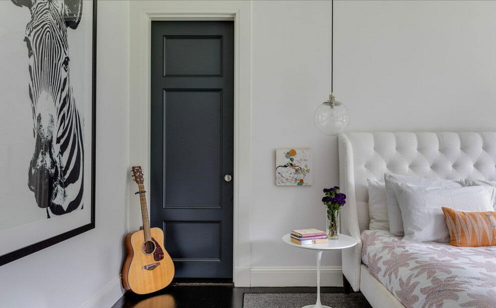 dzīvokļa dizains ar pelēkām durvīm