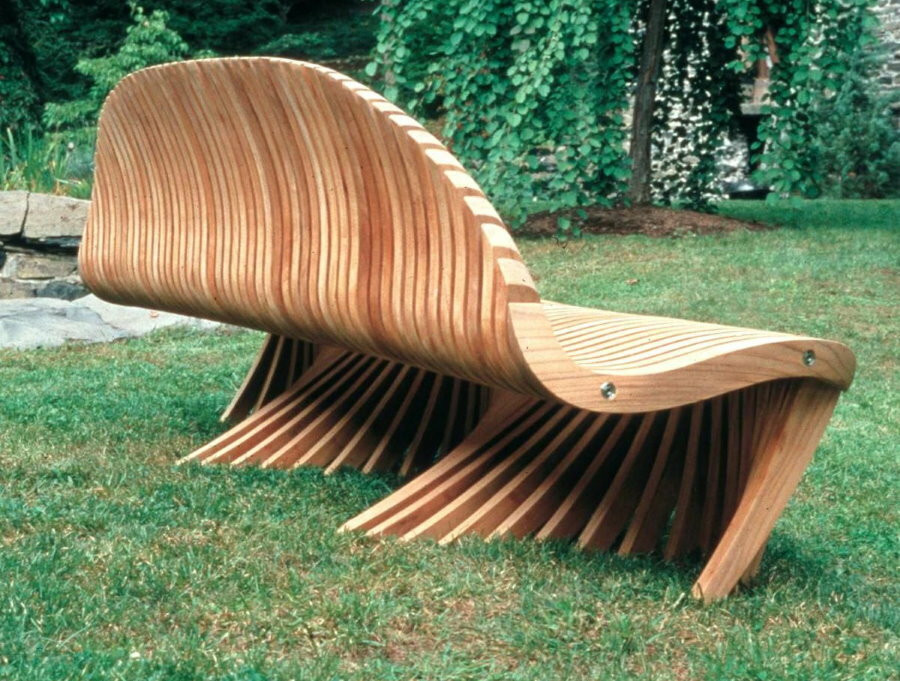 Stylowa ławka wykonana z drewnianych detali