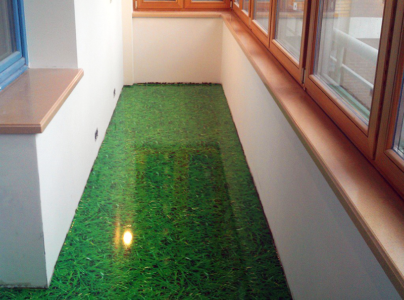 Na zaskleném a izolovaném balkoně můžete dokonce vyrobit samonivelační podlahy