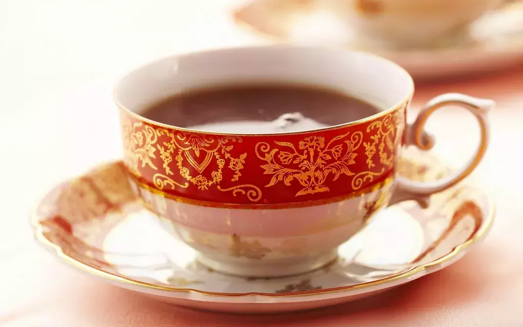 Čaj v porcelánovej šálke