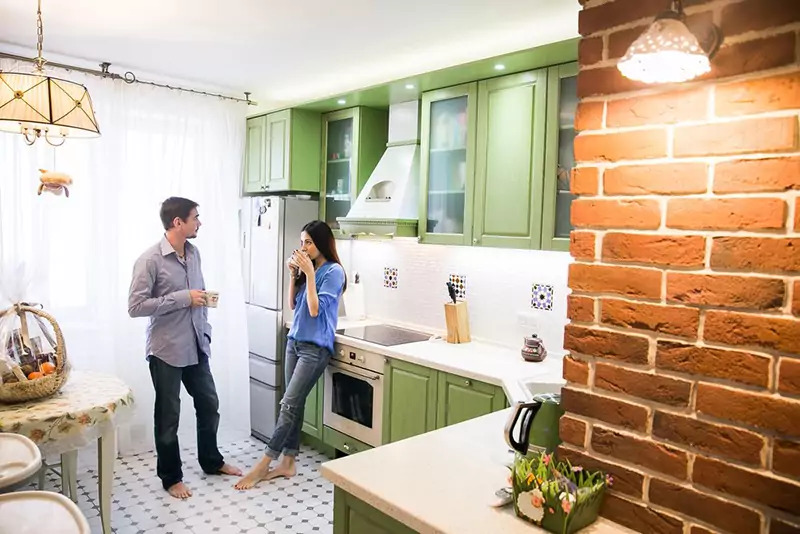 Provansas stils Denisa Ņikiforova pilsētas dzīvoklim: pistāciju un lavandas toņi interjerā