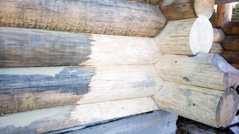 La madera blanqueada se ve mucho más agradable desde el punto de vista estético y más hermosa que la madera ordinaria. Si desea hacer paredes de madera o decide ensamblar muebles a partir de tablas, retire la capa superior y limpie las tablas del polvo.