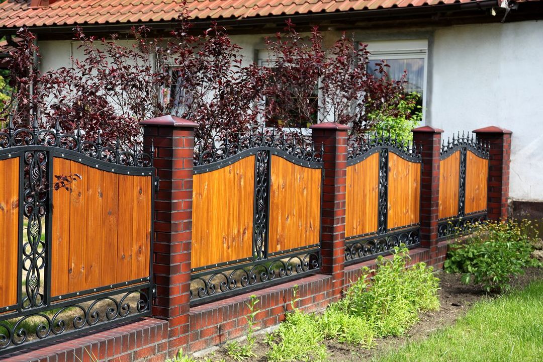 Lakkozott deszkák kombinált kerítésen