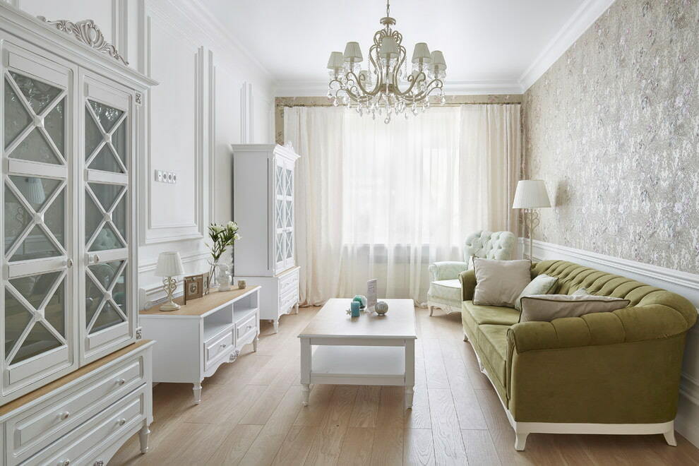 Pequena sala de estar em estilo clássico