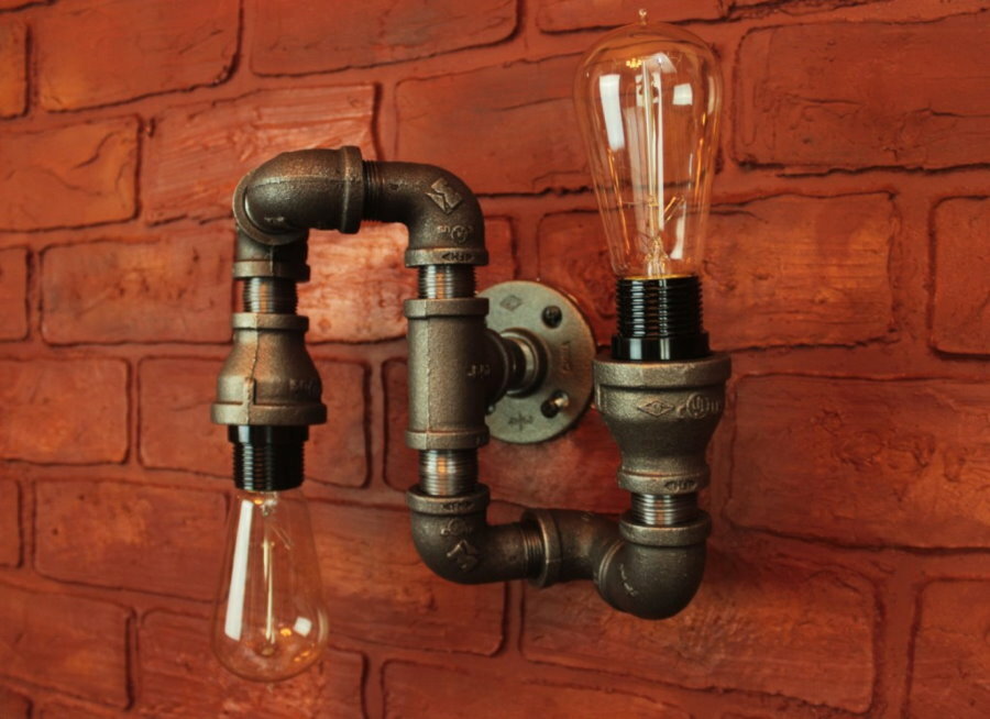 Zidne svjetiljke izrađene od cijevi u hodniku u stilu potkrovlja