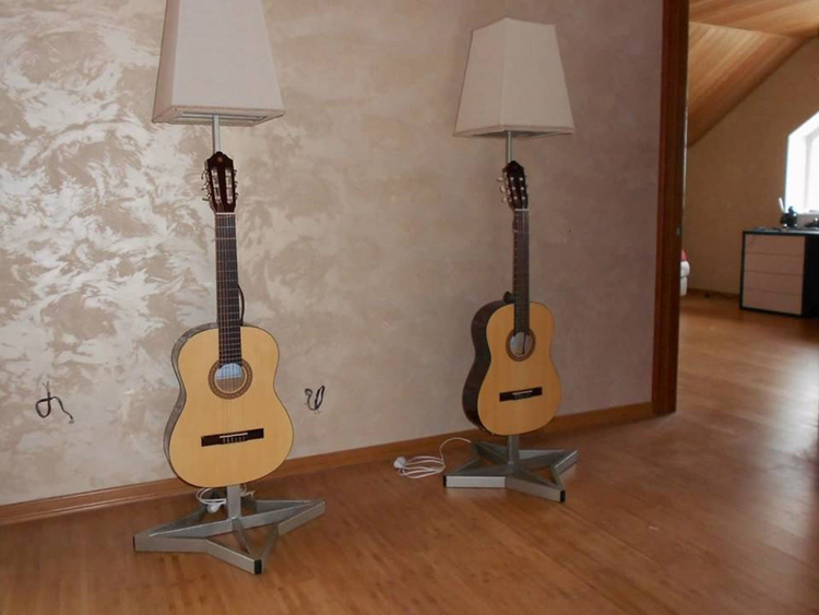 Stojacie lampy vyrobené zo starých gitár