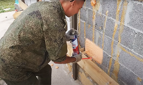 Ako používať penu na izoláciu stien v dome