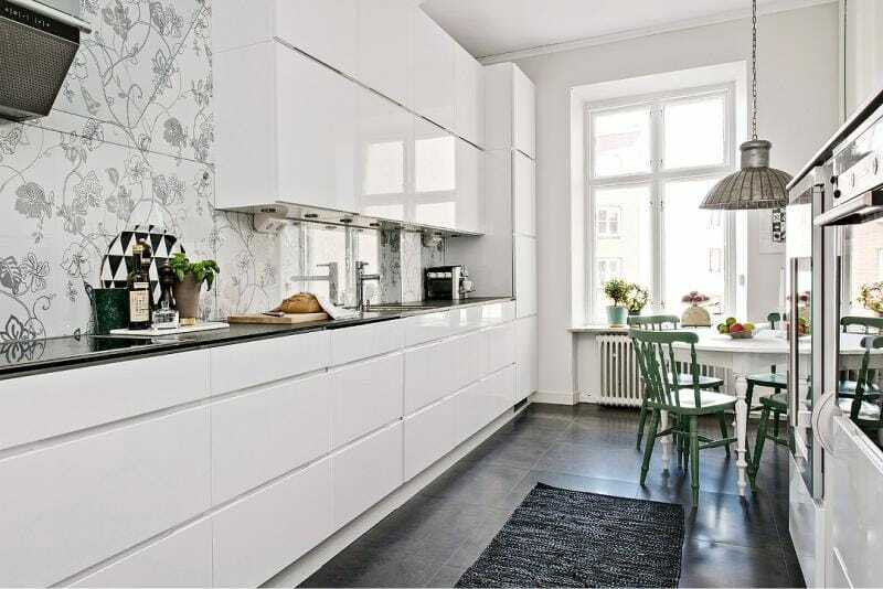 Witte keuken met een tweerijige indeling