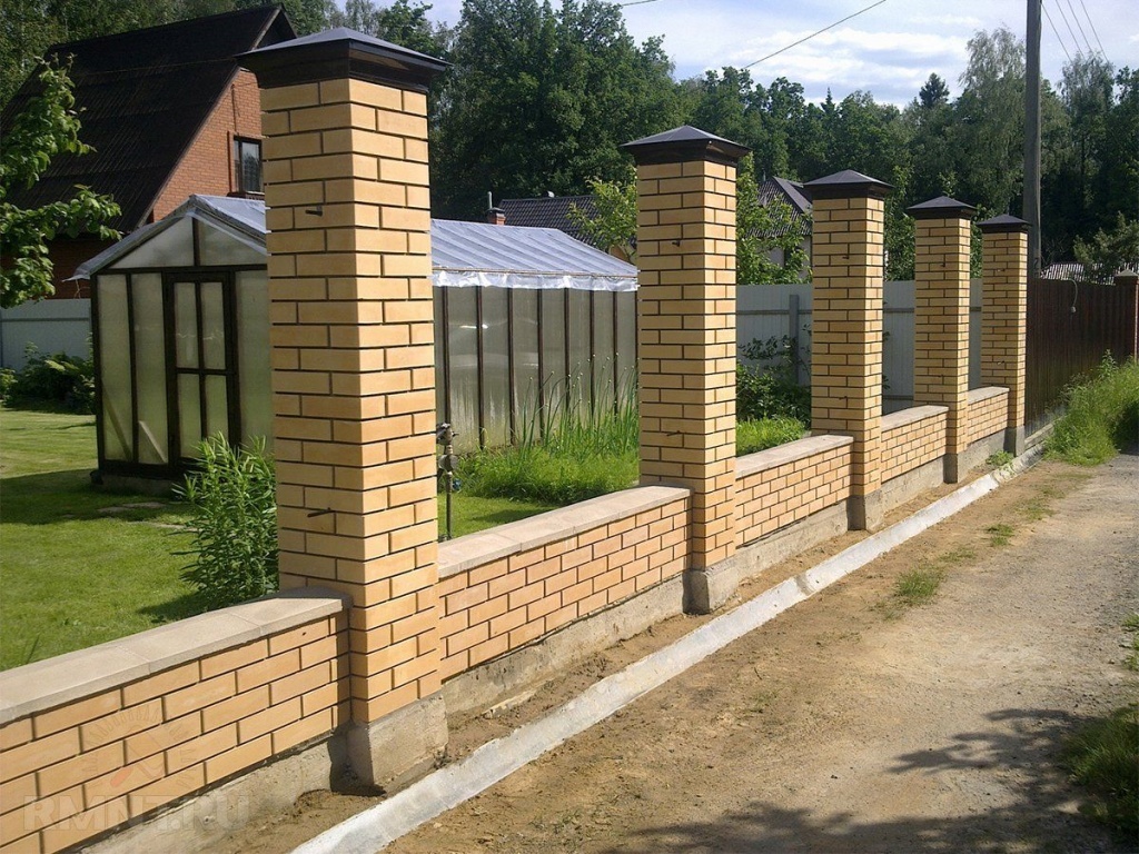 Zaun mit gemauerten Säulen: ein Material, Art und Weise auf das Mauerwerk und die Form der besten