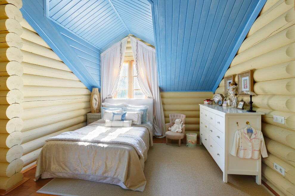 Plafond bleu dans la chambre d'une maison en bois