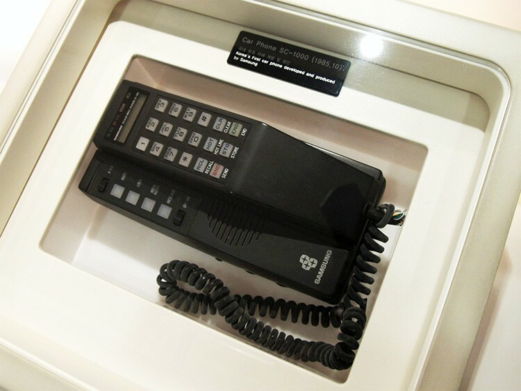 Un tempo, Samsung produceva anche questi telefoni: il loro vecchio logo, tre stelle è visibile sulla custodia (è così che viene tradotto il nome della società)