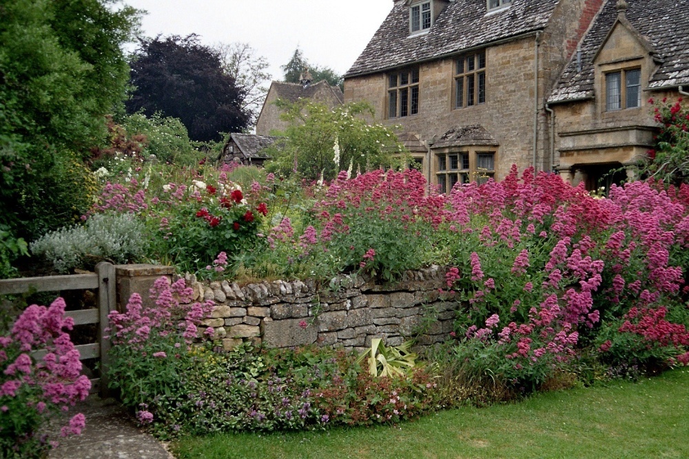 Akmens sienas dārzā angļu stilā