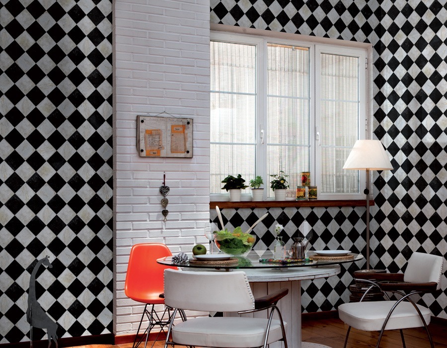 Tapetes melnā un baltā kvadrātu uz sienām virtuvē