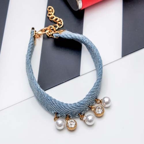 Assorted bracelet Denim style beads, color blue and white in gold