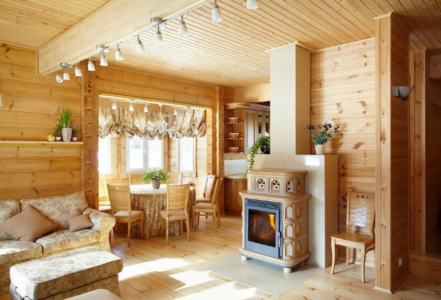 Cozinha-sala em casa de campo de madeira