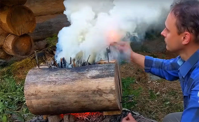 Van een groot houtblok kunt u een vuurpot bouwen voor meerdere spiesen, alleen in dit geval worden de houtblokken aan één kant gelegd en met dezelfde beugels verbonden, en vindt verbranding via de zijkant plaats