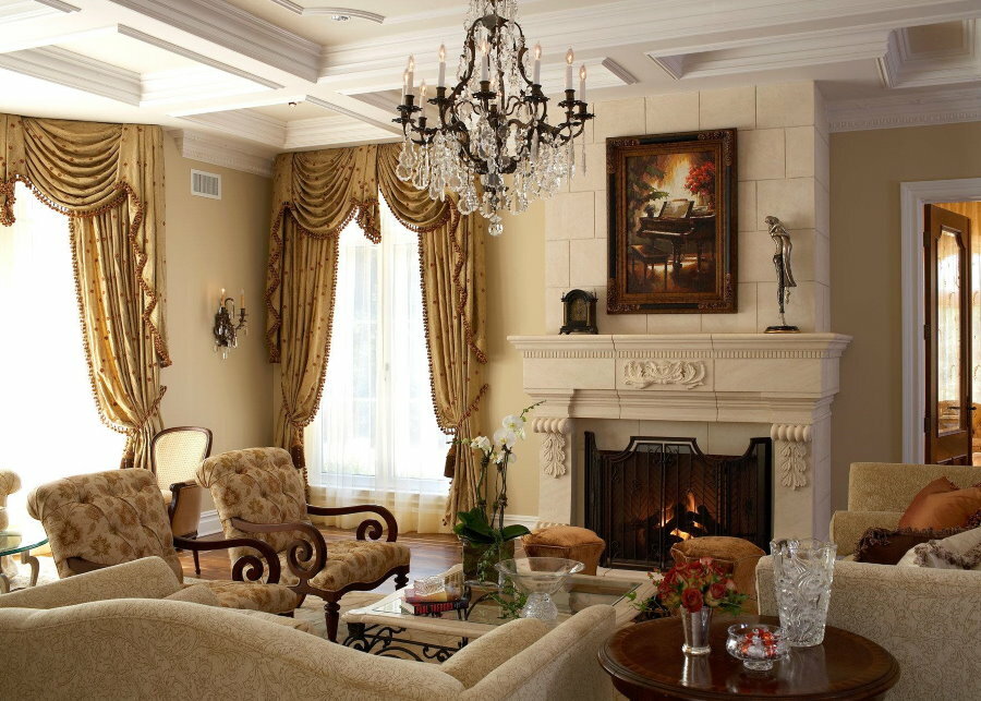 Čalouněný nábytek před krbem v klasickém obývacím pokoji