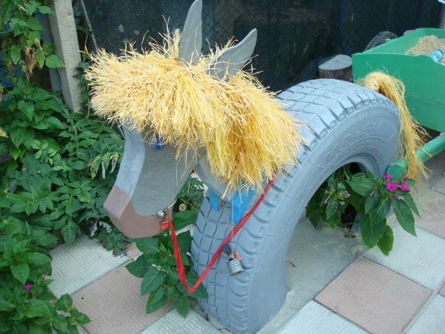 Kůň vyrobený z automobilových pneumatik a zbytků dřeva