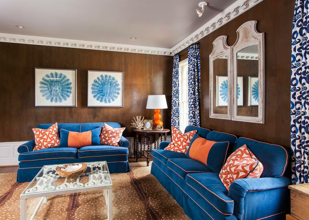 Kombinationen av en blå soffa med bruna väggar