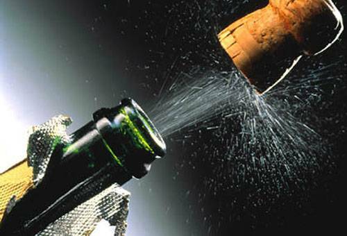 Hvordan åpne champagne og hvor mye kan den lagres?