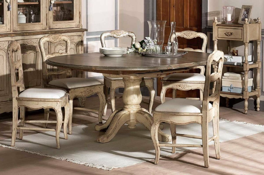 Masywny składany stół w salonie w stylu rustykalnym