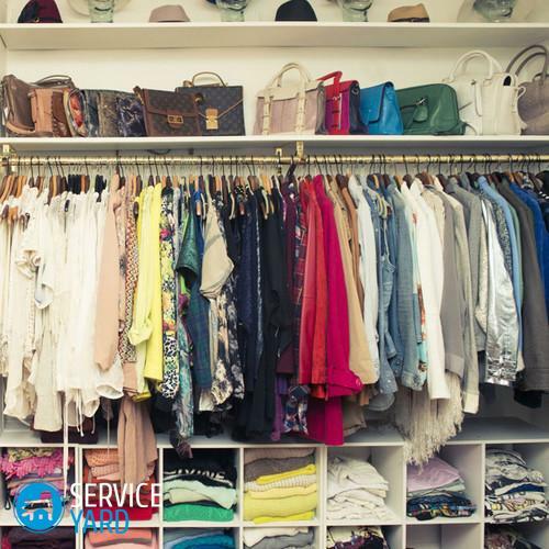 Wie man Sachen im Schrank mit Kleidung in Ordnung bringt?