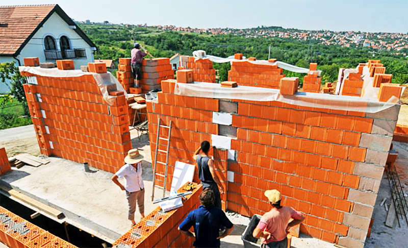 In general, we can conclude that at the stage of erecting walls and a roof, there are few chances to face large-scale deception, so those hard workers who took up your " box" need to be paid in full, just not forward, so it's still safer