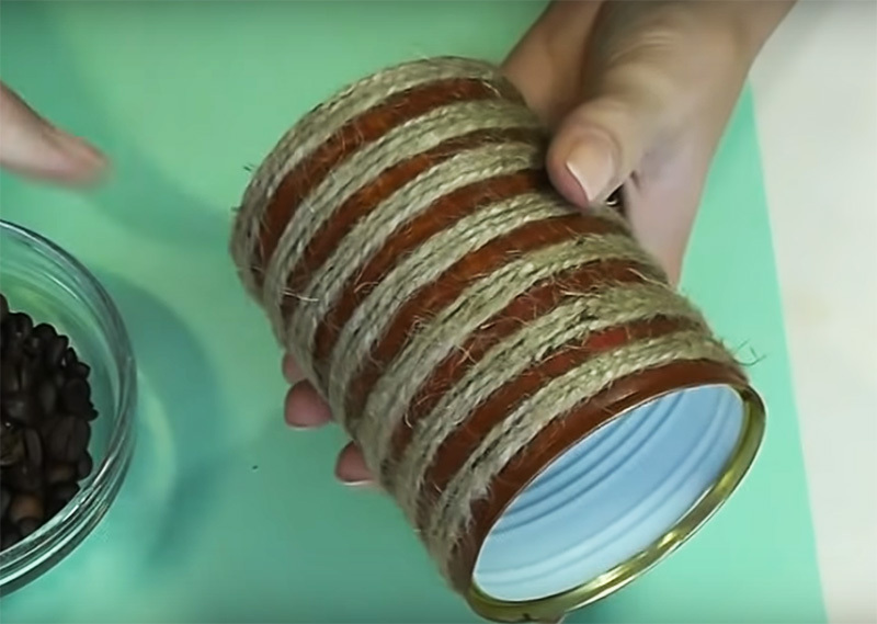 Use jute rope again in the decoration of the can, placing it in regular turns and securing with glue
