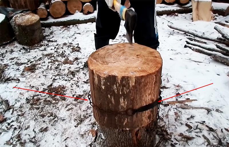 Il tronco è legato con una catena appena sotto il centro