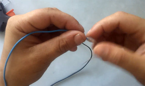 Solo aislamiento de alta calidad o Cómo aislar de manera confiable un cable sin cinta aislante usando un enchufe de plástico